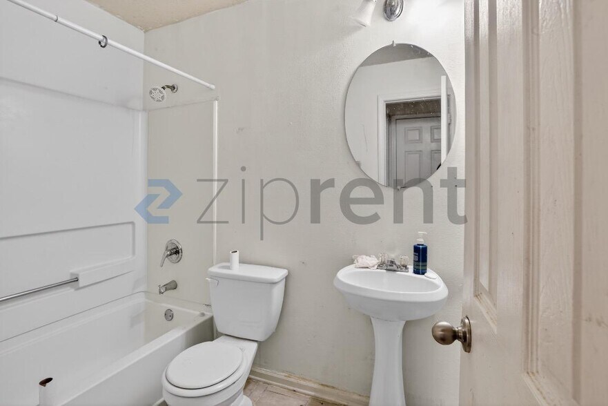 Building Photo - 1212 Utoy Springs Rd SW