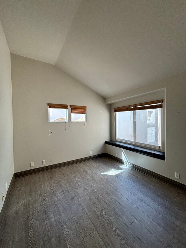 Building Photo - 308 2nd St