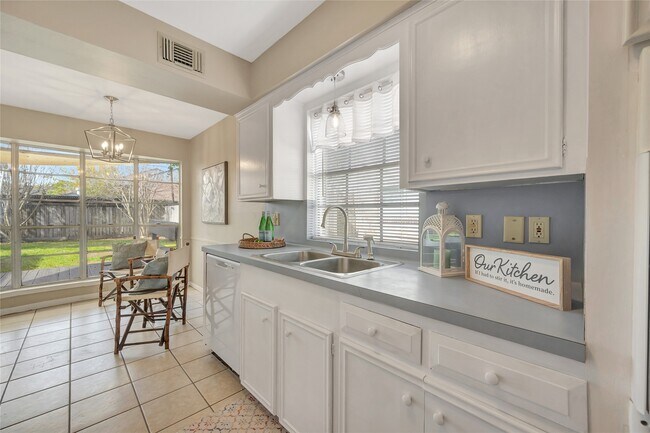 Building Photo - 847 Carlingford Ln