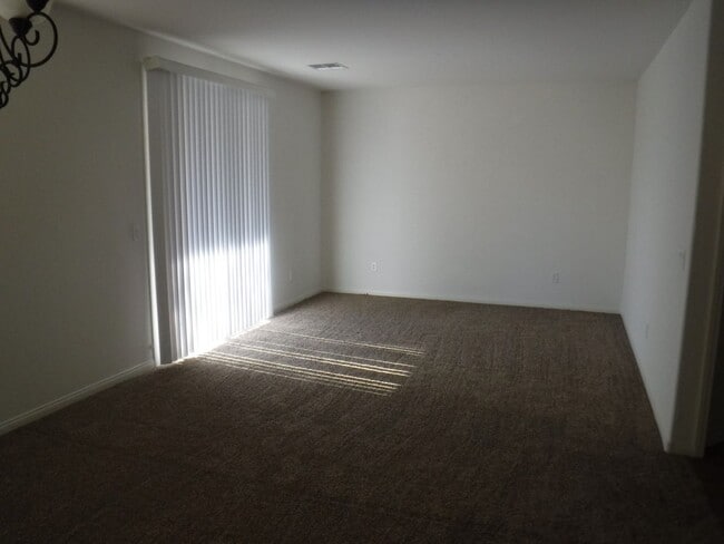 Building Photo - 2 STORY 5 BEDROOM HOME WITH BONUS ROOM UPSTAIRS, GRANITE KITCHEN COUNTERTOPS