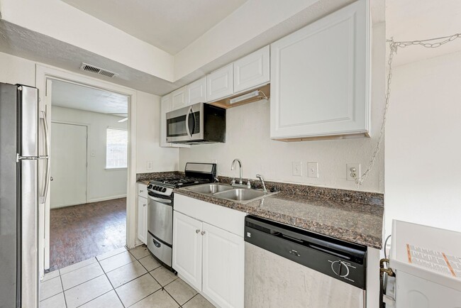 Building Photo - 2 month lease cute 1-1 blocks from campus ...