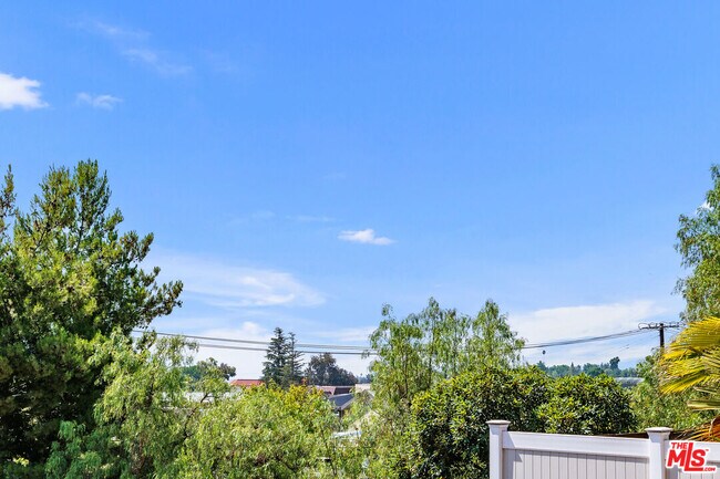 Building Photo - 655 Calle Ladera