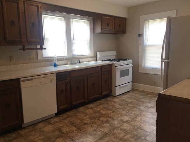 Building Photo - 3 bedroom, 1 bath Home - Available: August 2027!