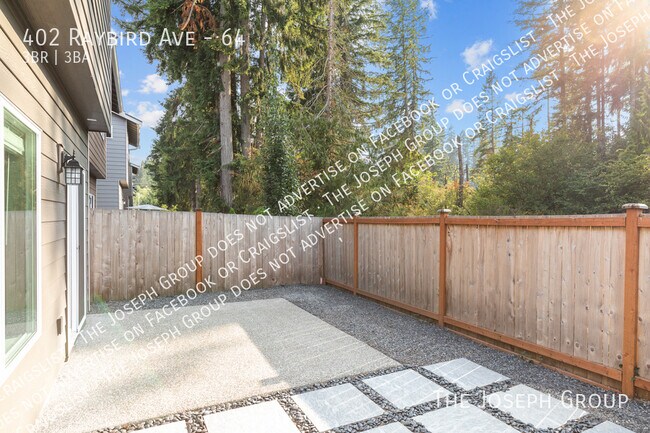 Building Photo - 402 Raybird Ave