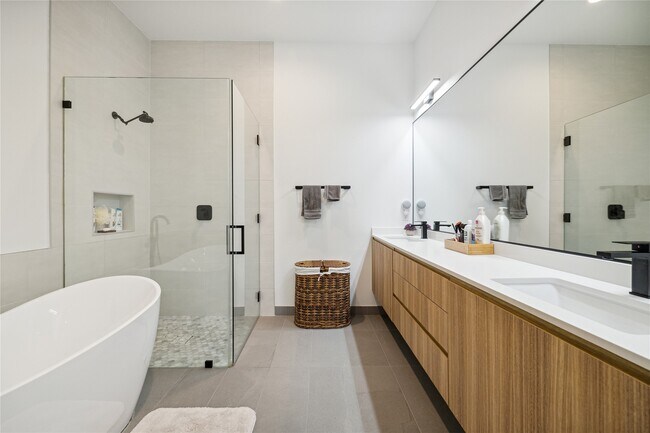 Building Photo - 711 Memorial Heights Dr