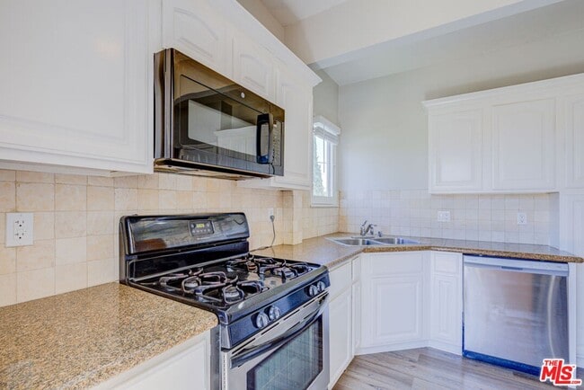 Building Photo - 253 S Elm Dr