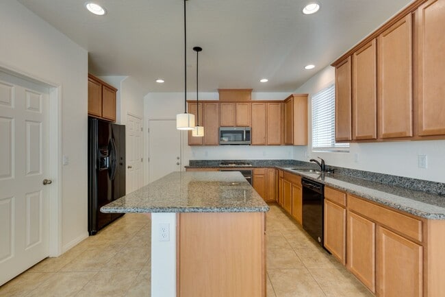 Building Photo - Gorgeous one story 4 bedroom 2 Bathroom Ho...