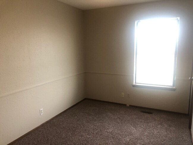 Building Photo - 3 bed, 2 bath and a 2 car garage duplex for rent in Moore near 12th Street and I-35!