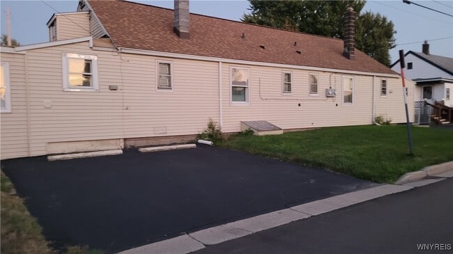 Building Photo - 2 Balzac Ct