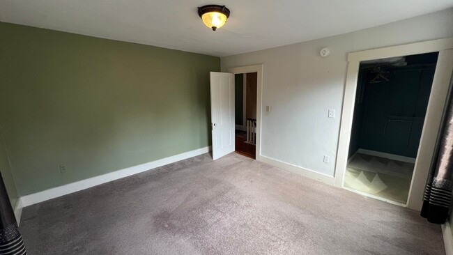 Building Photo - Lovely 3 Bedroom New Englander in Wonderfu...