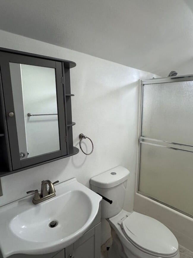 Building Photo - RENOVATED UPSTAIRS 2 BEDROOM HOME- FULL PRIVATE UPPER LEVEL