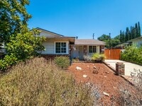 Building Photo - Stunning 3BD/2BA located in beautiful Sunl...