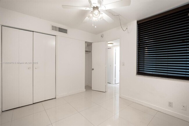 Building Photo - 20350 W Country Club Dr