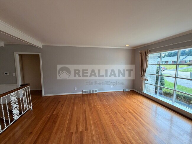 Building Photo - 2039 Fontaine Rd