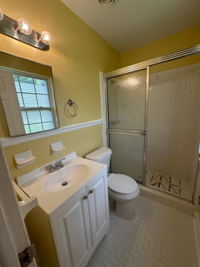Building Photo - 3 Bedroom 2 Bath home located just off Oca...