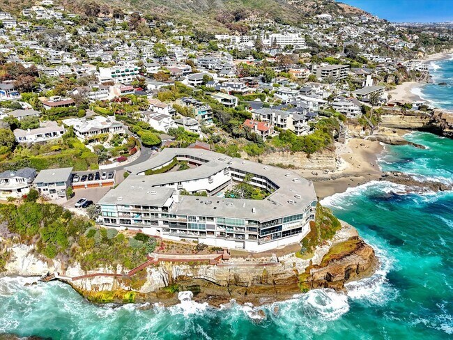 Building Photo - 2 Bedroom Oceanfront Condo in South Laguna Beach