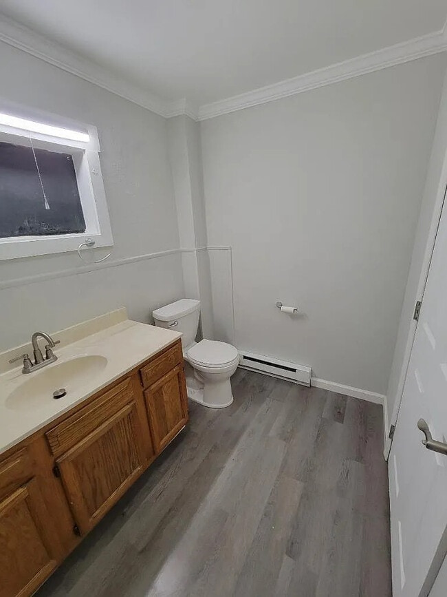Building Photo - 737 Girard St