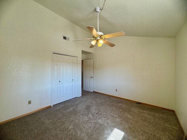 Building Photo - 2555 Westridge Dr