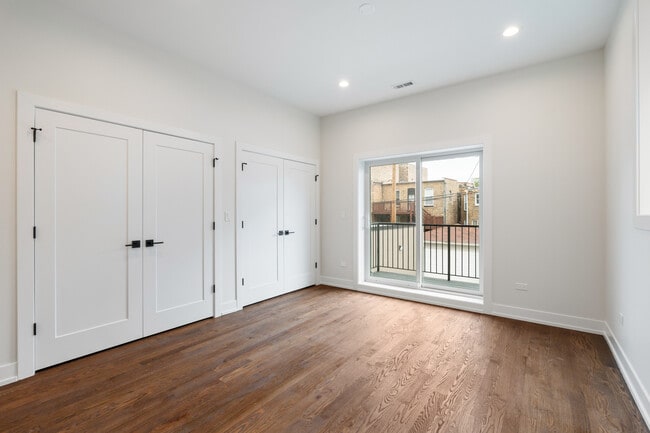 Building Photo - 416 E 50th Pl