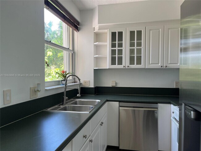 Building Photo - 1824 Brickell Ave