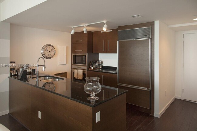 Building Photo - 465 Brickell Ave
