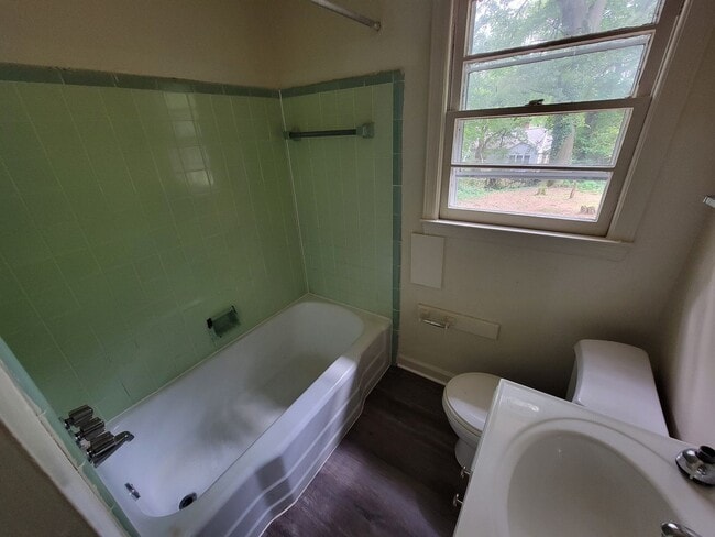 Building Photo - 2 Bedroom 1 Bathroom House