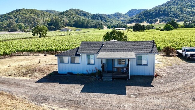 Building Photo - Rare, 2 Bedroom, 1 Bathroom Vineyard Cottage