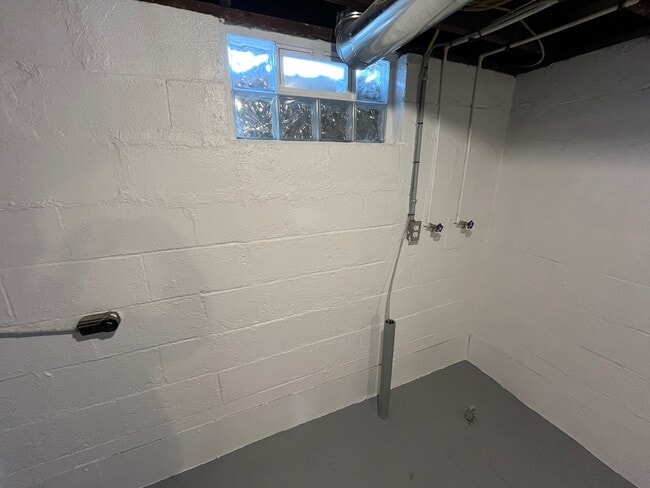 Building Photo - **REMODELED 2-BEDROOM HOUSE IN NORTH COLUMBUS!!**