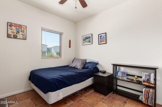 Building Photo - 525 W Lakeside Dr