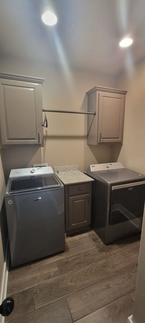Building Photo - 3 bedroom 2.5 bath / Community pool / 2 ca...
