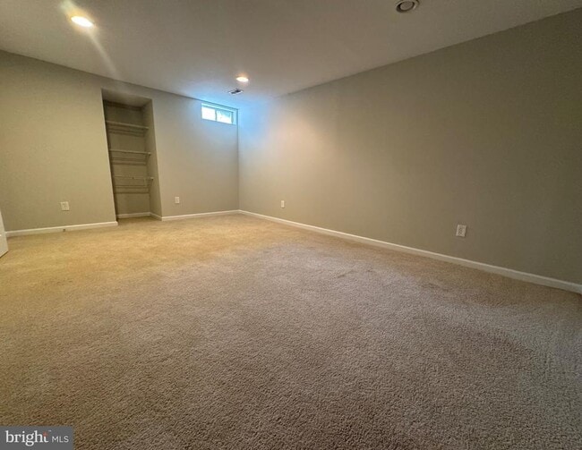 Building Photo - 29 Newbury Dr