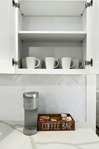 Full Kitchen - 9414 Meadow Vale