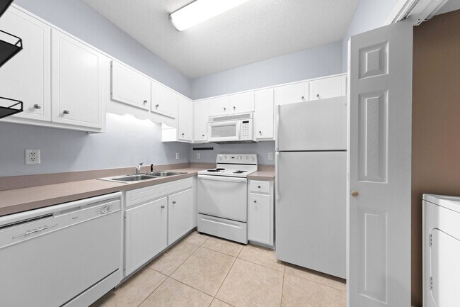 Building Photo - Great 1 Bedroom Unit at the Oaks!