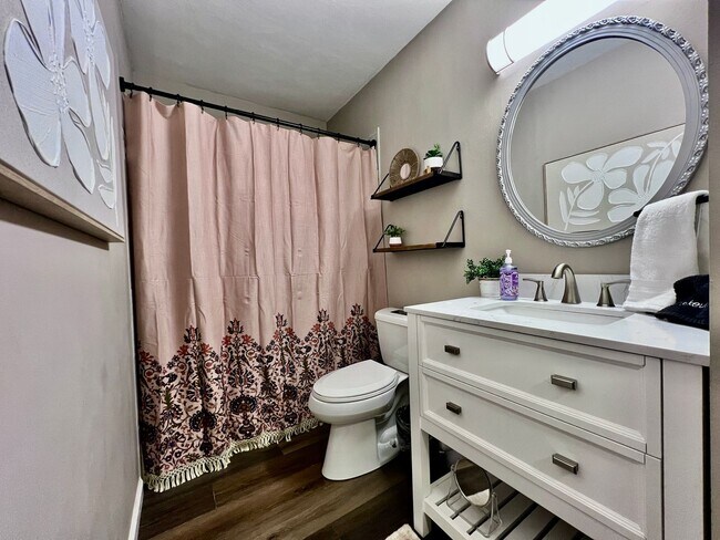 Building Photo - 3 BDR Ranch w/ Fenced yard, laundry, garage + more