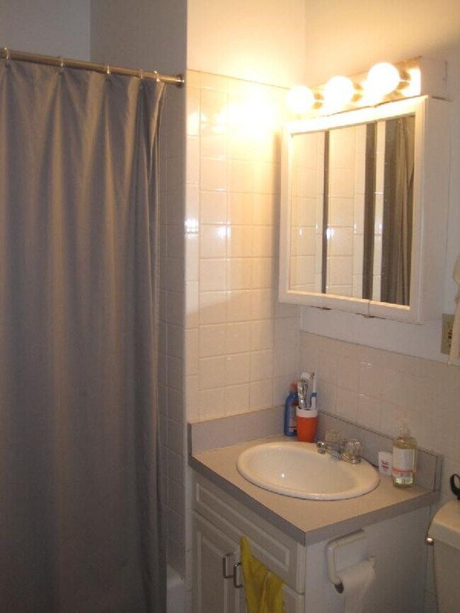 Building Photo - Nicely renovated 3 bed unit at an unbeatable price!