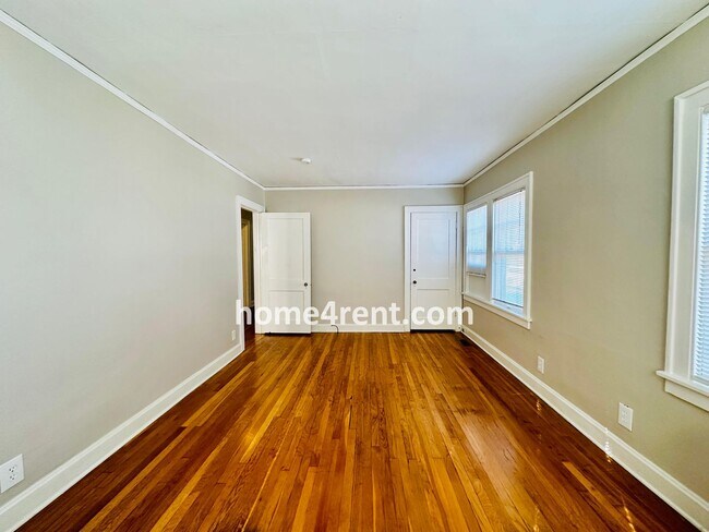 Building Photo - First Level Condo, Just Off the Plaza with Hardwood Floors and Lawn Care Provided!