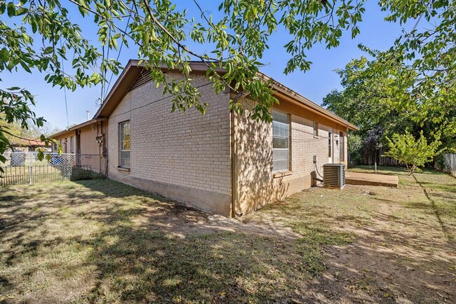 Building Photo - 2402 Cottonwood Dr