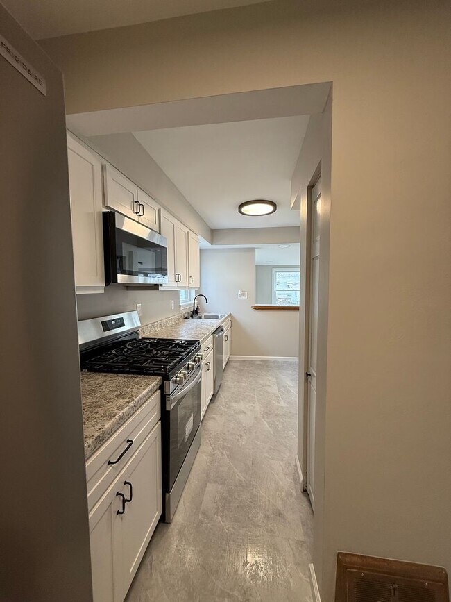 Building Photo - Private Charming Home!