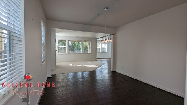 Building Photo - Beautiful open floorplan with FOUR large bedrooms and a cute office!!  AIR CONDITIONING!!!  NEW C...