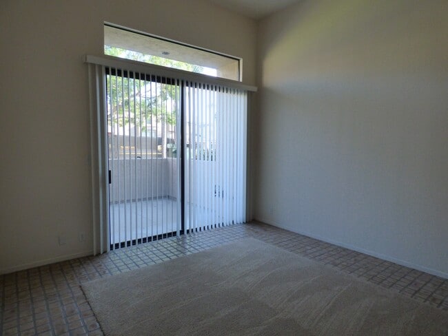 Building Photo - Bright, spacious townhouse located in UTC area, convenient to shopping and public transportation.