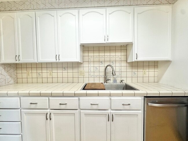 Building Photo - Stunning 3-bedroom, 2-bathroom home with a bonus room/office!