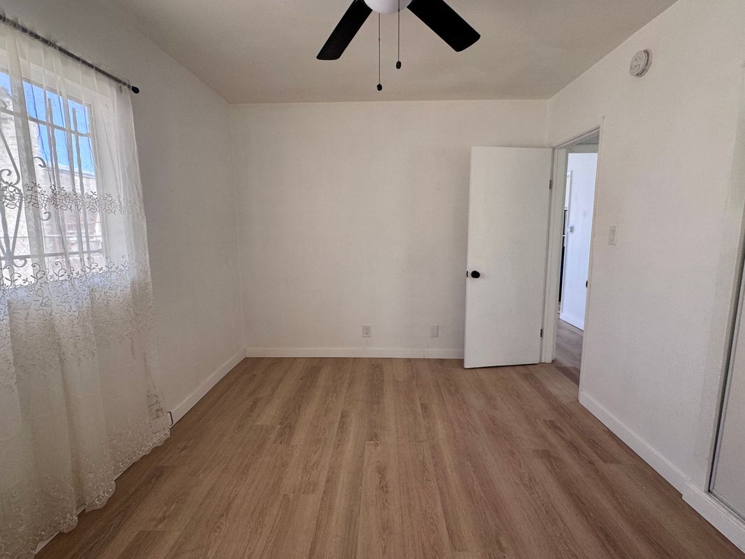 Building Photo - 1542 W 60th St