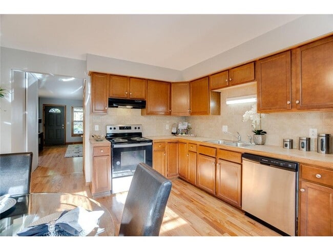 Building Photo - 821 Weeks Ave SE