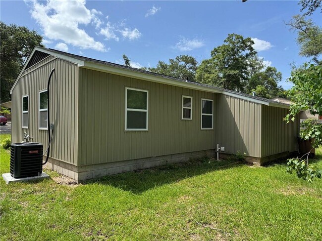 Building Photo - 2120 Baker Rd