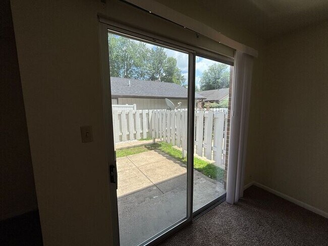 Building Photo - 3 Bedroom Townhome