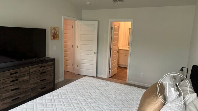 Building Photo - RATE DROP ALERT! (was $2240/month)