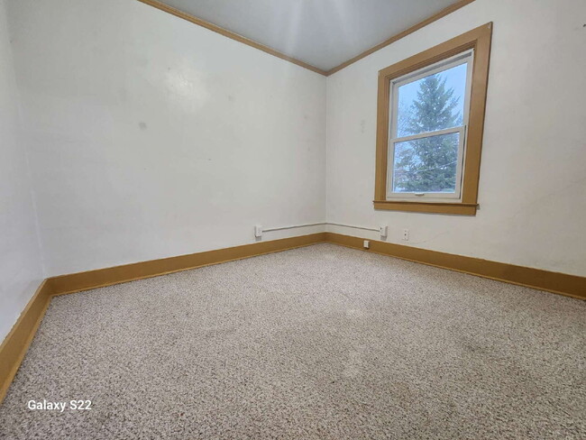 Building Photo - Upper Unit 3 bedrooms & shared garage