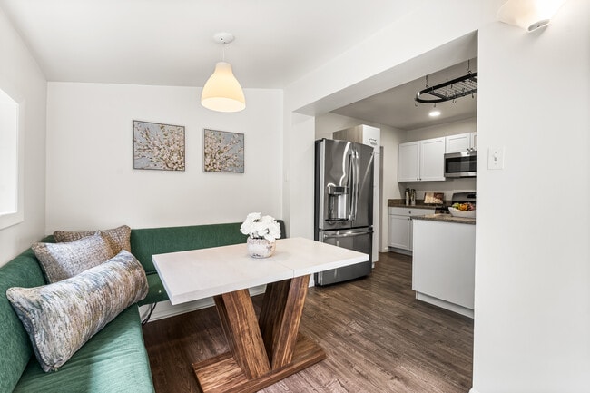 Building Photo - 571 S Taft St