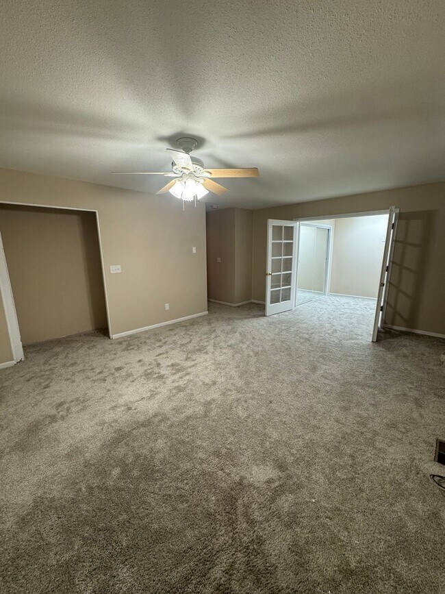 Building Photo - Stunning 2 bedroom townhouse