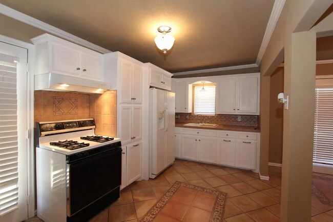 Building Photo - Centrally Located 2/1!